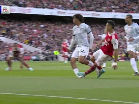 2 tình huống kinh dị ở trận Arsenal