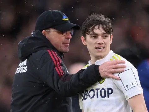 Rangnick vào sân can ngăn học trò, ôm Daniel James