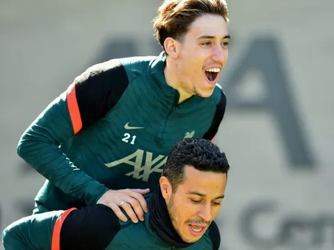 Salah cười với Diaz, đồng đội nhảy lên lưng Thiago hò hét