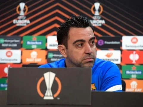 Xavi: "Barca khắt khe nhất thế giới"