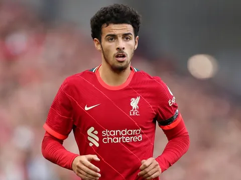 Thần đồng Liverpool nên tạm chia tay Anfield?