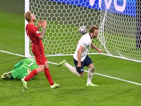 Kane phả hơi nóng vào Ronaldo ở cuộc đua giày vàng