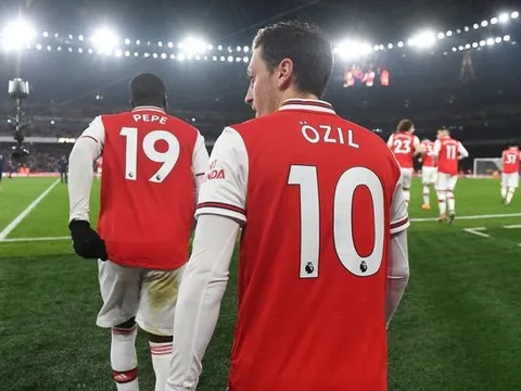 Arteta "nắn gân" Pepe và Ozil sau chiến thắng tưng bừng của Arsenal