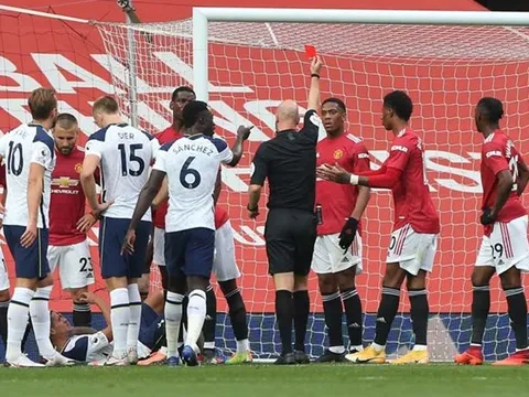 Mark Clattenburg: "Martial và Lamela đều xứng đáng nhận thẻ"
