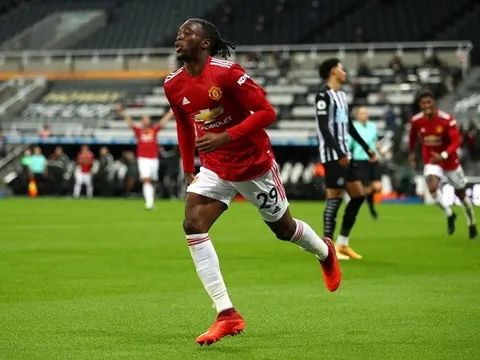 Aaron Wan-Bissaka xúc động mạnh sau khi ghi bàn thắng đầu tiên cho M.U