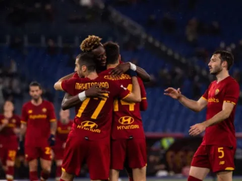 Abraham chắp cánh cho Roma lội ngược dòng chiến thắng