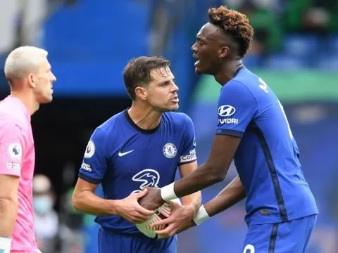 Abraham giành penalty với Jorginho, Lampard lập tức phá vỡ im lặng