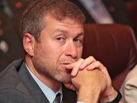 Ông chủ Chelsea gặp nguy ở Anh