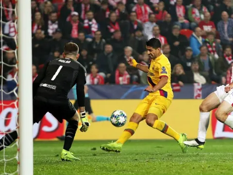 "Ác mộng" 4 năm vẫn đang vùi dập Luis Suarez!