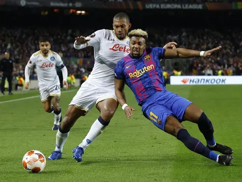 Adama Traore kiếm phạt đền giúp Barca hòa Napoli