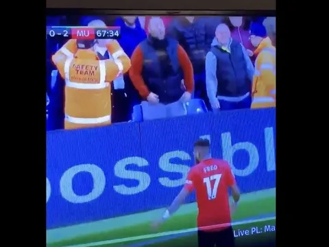 SỐC: CĐV Man City phân biệt chủng tộc, ném 'vật thể lạ' vào đầu Fred