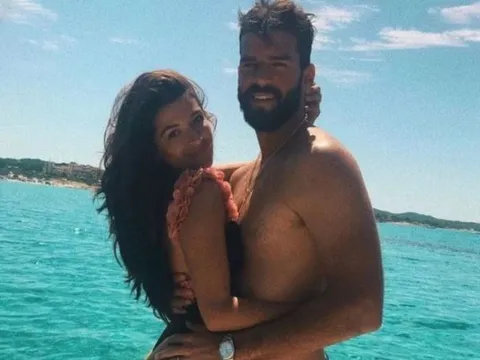 Adrian chơi tệ, vợ của Alisson bị fan Liverpool 'tấn công'