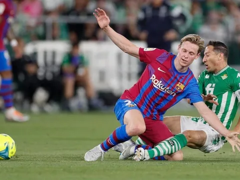 Barca tạo cú lừa De Jong, bẻ lái chóng mặt với M.U