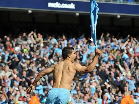 Ký ức đau nhói của NHM M.U được Man City dựng tượng