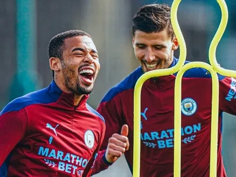 Aguero khẽ cười, Jesus khoái trá trên sân tập Man City