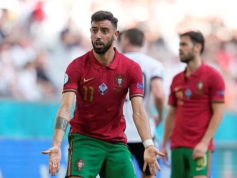 "Ai đó cần nói với Fernandes rằng Bồ Đào Nha đang bị dẫn 3-1"