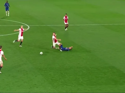 Ajax bị đuổi 2 người trong 1 phút, HLV nói lời cay đắng về VAR