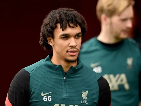 Alan Shearer công kích hậu vệ Liverpool