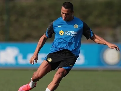 Alexis Sanchez để lộ bắp chân "cực khủng" trên sân tập của Inter Milan