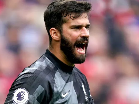 Alisson khiến Klopp đau đầu với vấn đề tương tự Salah, Mane