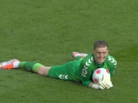 Alisson khiến Pickford 'muối mặt' ở Anfield