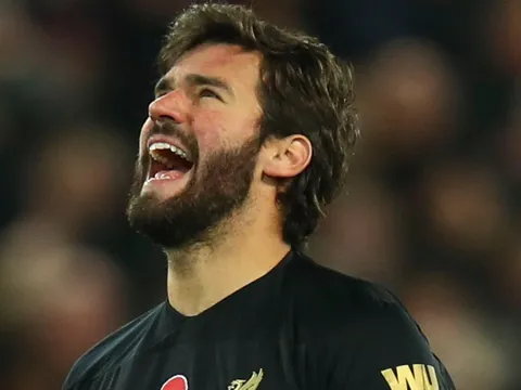 Đặt Liverpool vào thế khó, Alisson vẫn muốn "hủy diệt" tất cả