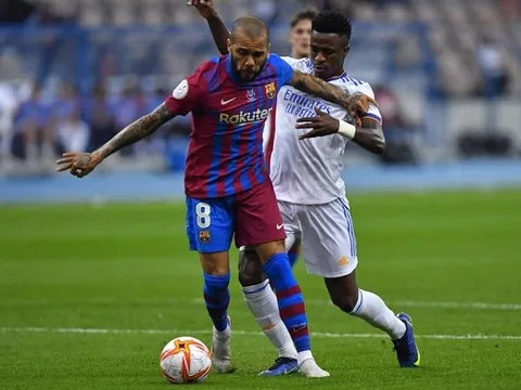 Alves: 'Nếu Xavi làm vậy khi tôi 25 tuổi, sẽ có đánh nhau'