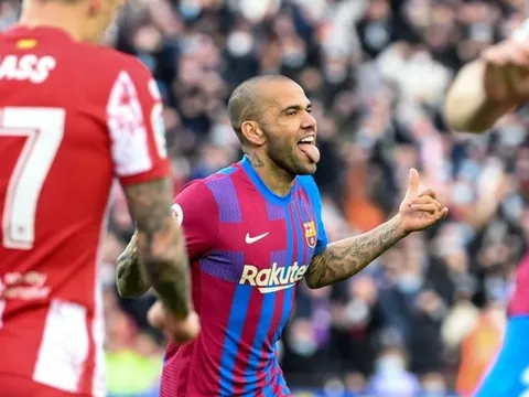 Alves cho thấy sự khác biệt so với đám trẻ tại Barca
