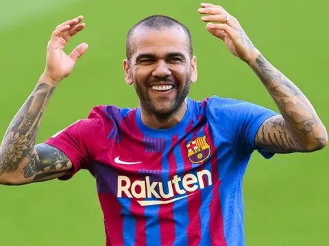 Alves nêu tên 3 hậu vệ phải đẳng cấp hiện tại