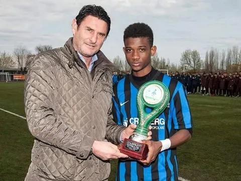 Đối thủ đạt thỏa thuận, Man Utd ngậm đắng ở vụ mua sao thay Sancho