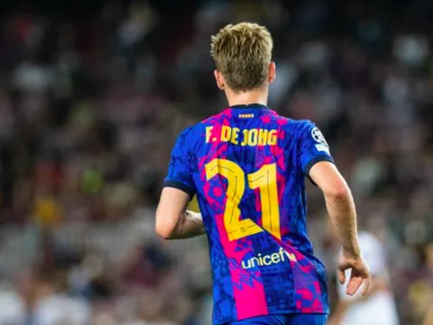 Ẩn ý của M.U với De Jong sau màn thông báo số áo