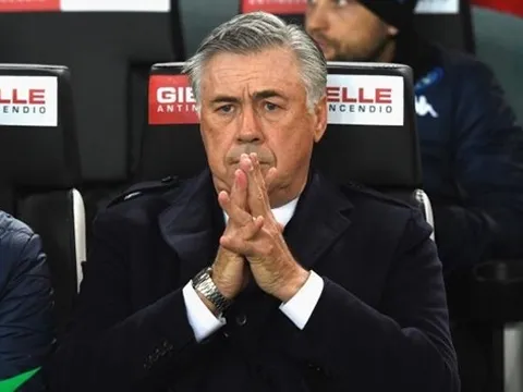 Ancelotti đáp trả tin đồn rời Napoli sau vòng bảng Champions League