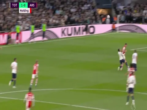 Hugo Lloris 'tấu hài'; Son Heung-min ăn cùi chỏ vào mặt