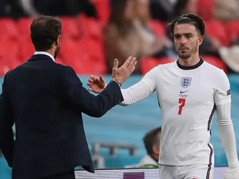 Neville khẳng định Southgate sẽ mắc kẹt với Saka và Grealish