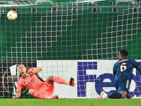 Aubameyang giải cứu đồng đội 'thảm họa', Arsenal ngược dòng trong cơn mưa thẻ