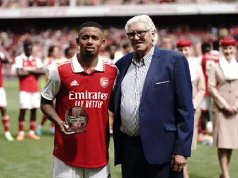 Hủy diệt Sevilla, Gabriel Jesus ẵm ngay danh hiệu cao quý