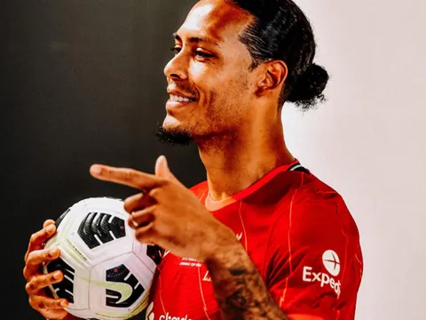 Van Dijk tạo dáng khoe cá tính trước CK Carabao Cup