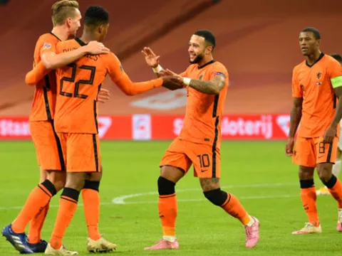 Sao Liverpool chói sáng, Hà Lan giành 3 điểm đầu tiên dưới thời De Boer