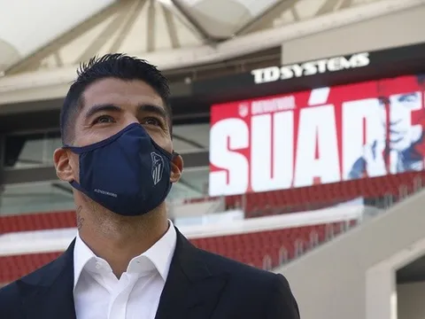 Vừa tới Atletico, Suarez nhận ngay số áo xịn sò, đưa lưng cho đồng đội đập