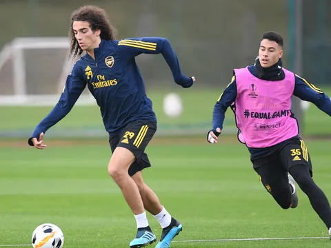 Xhaka gây bất ngờ, Ozil "quẩy sung" trên sân tập Arsenal