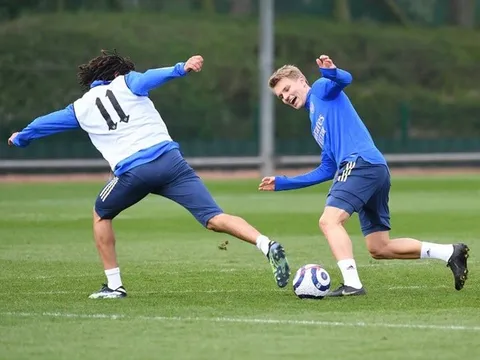 Trước đại chiến Liverpool, 'ngựa non Arsenal' kè kè Odegaard