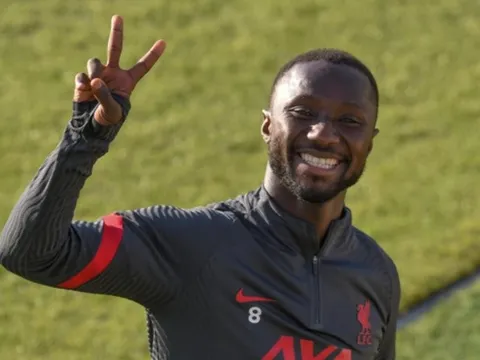 Không Thiago, bộ đôi thất sủng ôm nhau thắm thiết trên sân tập Liverpool