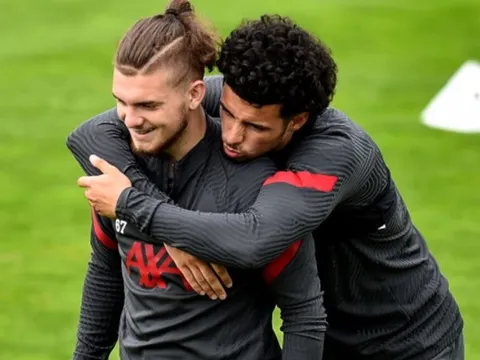 Karius khom người nhìn thủ môn 21 tuổi bay lượn trên sân tập Liverpool