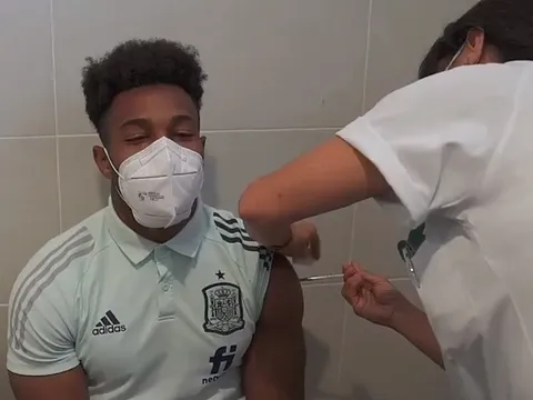 'Quái thú Tây Ban Nha' lim dim tiêm vaccine, sẵn sàng xung trận