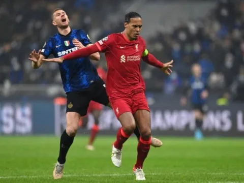 Van Dijk tốc biến tung cánh quá dữ dội, Dzeko ngửa mặt than trời