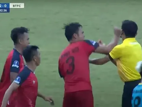 Cầu thủ hạng Nhì đấm thẳng mặt trọng tài