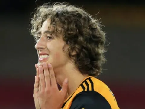 Tân binh đắt giá nhất lịch sử ra mắt, 'Bầy sói' gục ngã cay đắng ngay tại hang ổ