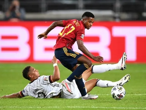 Ra sân đối đầu ĐT Đức, 'báu vật' Barca đi vào lịch sử La Roja