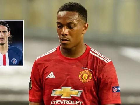 Anthony Martial nhận thẻ đỏ vì... Cavani?