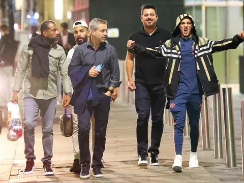 Antony ăn mừng chiến thắng trên đường phố Manchester